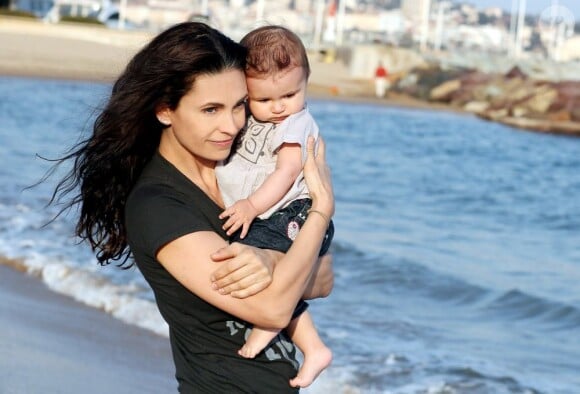 Adeline Blondieau à la plage avec Wilona, née en 2011.