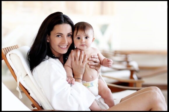 Adeline Blondieau, sublime, se ressource en thalasso, avec sa petite Wilona, née le 30 août 2011.
