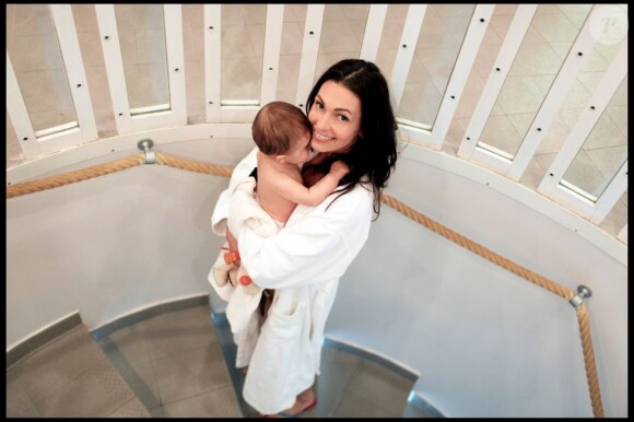 Adeline Blondieau se ressource en thalasso, avec sa petite Wilona, née le 30 août 2011.