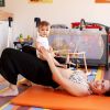Adline Blondieau pratique le yoga avec sa fille Wilona.