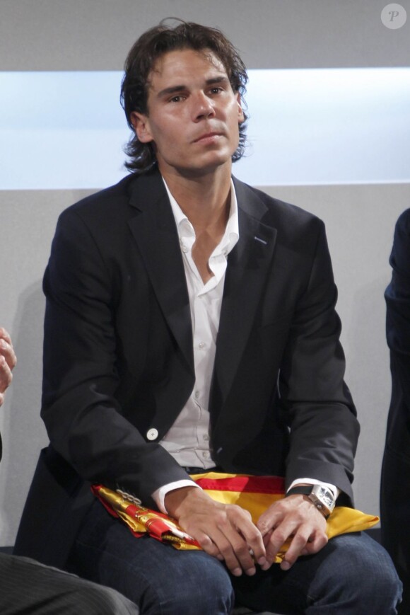 Rafael Nadal tout sourire, recevait le 14 juillet 2012 à Madrid le drapeau de l'Espagne, en sa qualité de porte-drapeau de la délégation pour les JO de Londres 2012. Le 19 juillet, il annonce son forfait, son rêve olympique se brise...