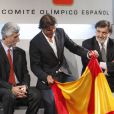 Rafael Nadal tout sourire, recevait le 14 juillet 2012 à Madrid le drapeau de l'Espagne, en sa qualité de porte-drapeau de la délégation pour les JO de Londres 2012. Le 19 juillet, il annonce son forfait, son rêve olympique se brise...