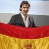 Rafael Nadal tout sourire, recevait le 14 juillet 2012 à Madrid le drapeau de l'Espagne, en sa qualité de porte-drapeau de la délégation pour les JO de Londres 2012. Le 19 juillet, il annonce son forfait, son rêve olympique se brise...