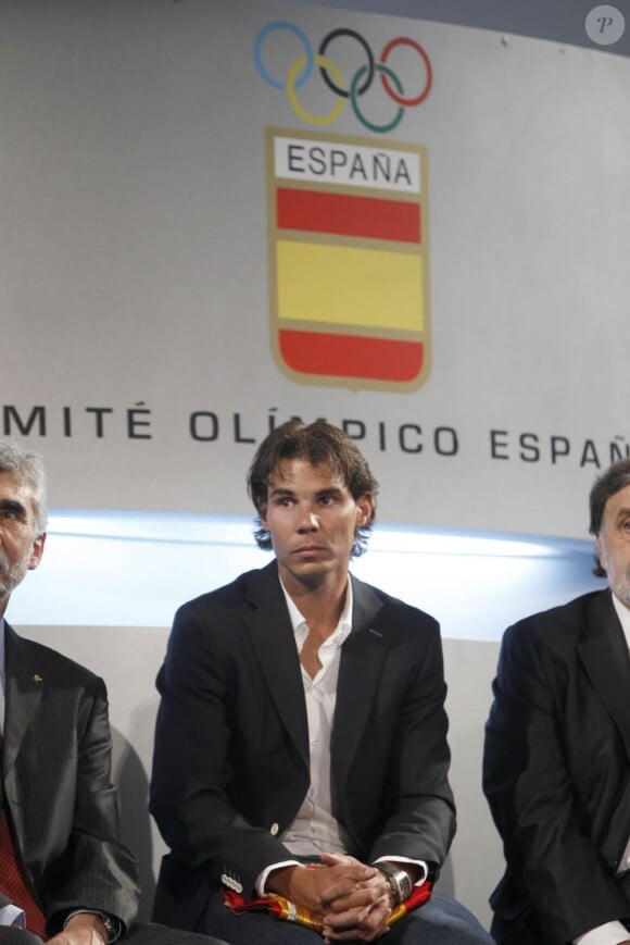 Rafael Nadal tout sourire, recevait le 14 juillet 2012 à Madrid le drapeau de l'Espagne, en sa qualité de porte-drapeau de la délégation pour les JO de Londres 2012. Le 19 juillet, il annonce son forfait, son rêve olympique se brise...