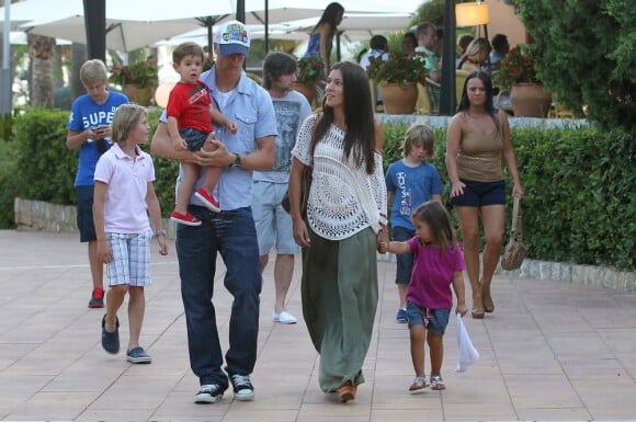 Fernando Torres, sa femme Olalla et leurs bambins Nora et Leo en vacances dans les rues de Palma de Mallorca le 19 juillet 2012