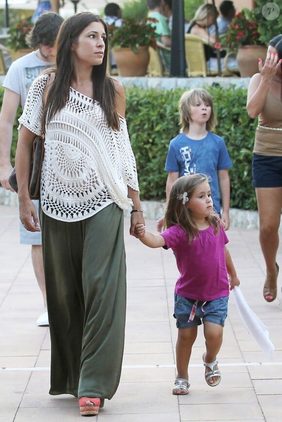 Olalla Domínguez Liste et sa fille Nora vacances dans les rues de Palma de Mallorca le 19 juillet 2012