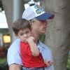 Fernando Torres, père attentionné envers son petit Leo dans les rues de Palma de Mallorca le 19 juillet 2012