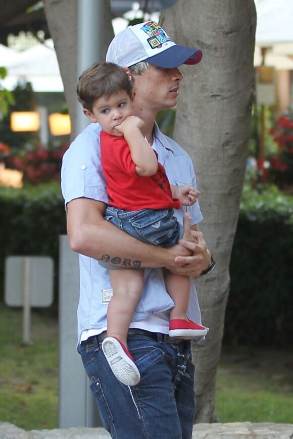 Fernando Torres, père attentionné envers son petit Leo dans les rues de Palma de Mallorca le 19 juillet 2012