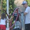 Fernando Torres surveille ses deux bambins Nora et Leo en vacances dans un parc de Palma de Mallorca le 19 juillet 2012