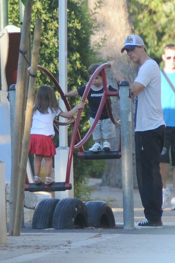 Fernando Torres surveille ses deux bambins Nora et Leo en vacances dans un parc de Palma de Mallorca le 19 juillet 2012