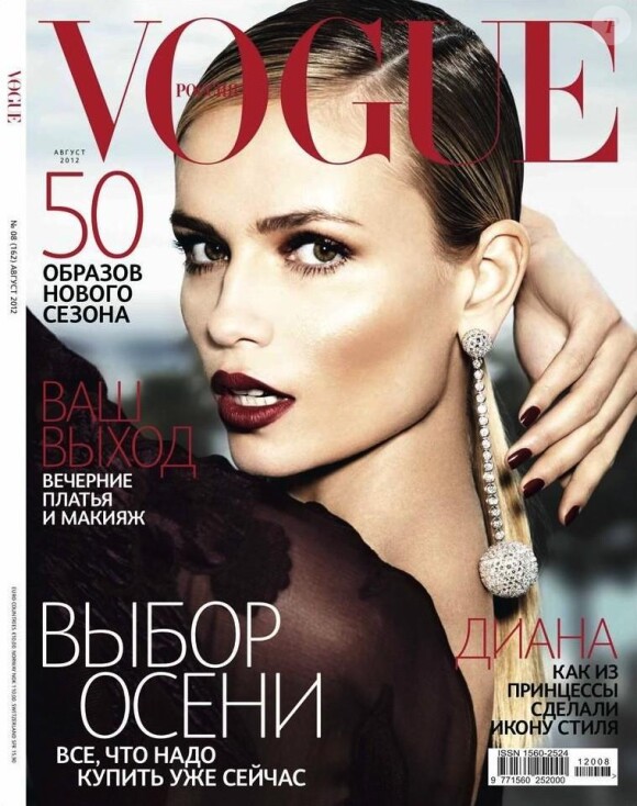 Natasha Poly en couverture de Vogue Russie du mois d'août 2012