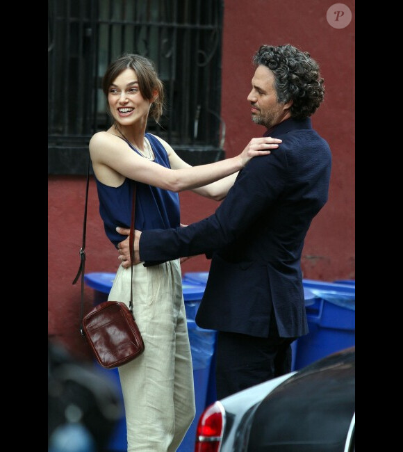Keira Knightley et Mark Ruffalo lors du tournage d'une scène romantique du film Can a Song Save Your Life ? à New York le 19 juillet 2012