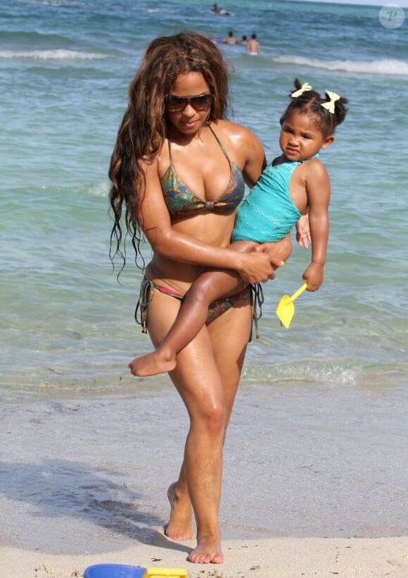 Christina Milian et sa fille Violet sur une plage de Miami, le 20 juillet 2012.