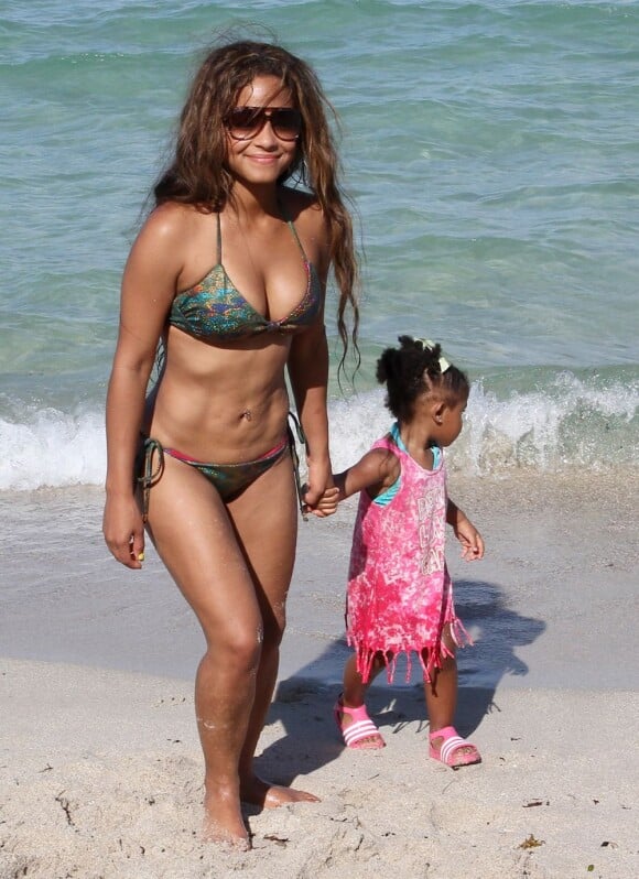 Christina Milian et l'adorable Violet sur une plage de Miami, le 20 juillet 2012.