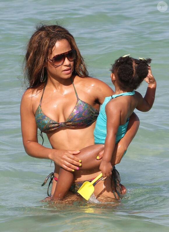 Christina Milian et sa fille Violet sur une plage de Miami, le 20 juillet 2012.