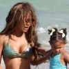 Christina Milian et sa fille Violet sur une plage à Miami, le 20 juillet 2012.