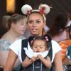 Mel B avec ses enfants à Disneyland en Californie le 20 juillet 2012 : elle porte sa fille Madison
