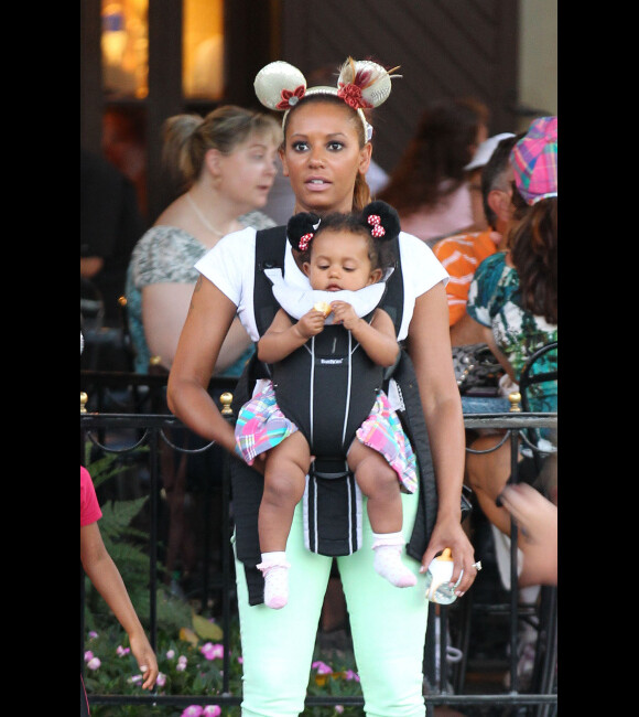 Mel B avec ses enfants à Disneyland en Californie le 20 juillet 2012 : elle porte sa fille Madison