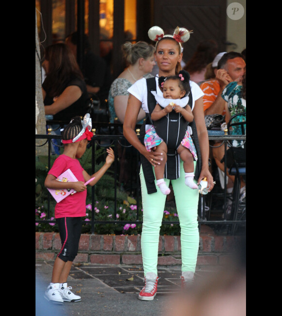 Mel B avec ses enfants et de très belles oreilles, à Disneyland en Californie le 20 juillet 2012