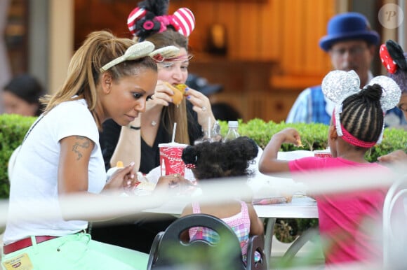 Mel B, pause gourmande avec ses enfants à Disneyland en Californie le 20 juillet 2012