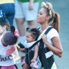 Mel B avec ses enfants à Disneyland en Californie le 20 juillet 2012. Dans son porte-bébé, l'adorable Madison