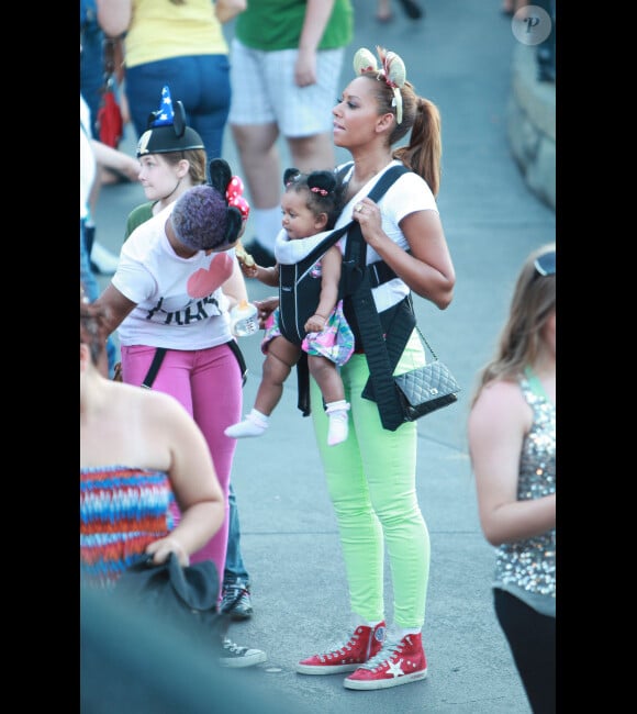 Mel B avec ses enfants à Disneyland en Californie le 20 juillet 2012. Dans son porte-bébé, l'adorable Madison