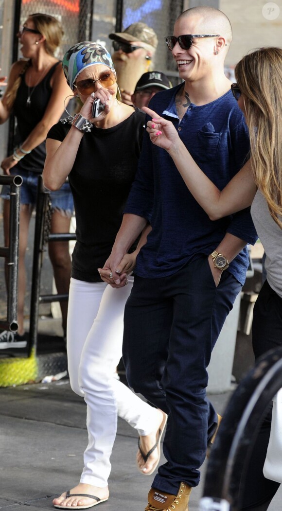Jennifer Lopez et Casper Smart, hilares durant leur séance shopping dans le quartier du Meatpacking District. New York, le 22 juillet 2012.