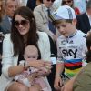 Peta Todd, sa fille Delilah Grace et son fils lors de la victoire de son compagnon Mark Cavendish qui s'est imposé lors de la dernière étape du Tour de France 2012 sur les Champs Élysées le 22 juillet 2012