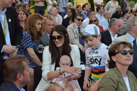 Peta Todd, sa fille Delilah Grace et son fils lors de la victoire de son compagnon Mark Cavendish qui s'est imposé lors de la dernière étape du Tour de France 2012 sur les Champs Élysées le 22 juillet 2012