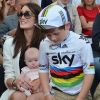Peta Todd avec sa fille Delilah Grace et son fils vétu du maillot de champion du monde pour acclamer son compagnon Mark Cavendish qui s'est imposé lors de la dernière étape du Tour de France 2012 sur les Champs Élysées le 22 juillet 2012