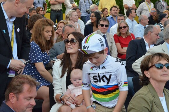 Peta Todd avec sa fille Delilah Grace et son fils vétu du maillot de champion du monde pour acclamer son compagnon Mark Cavendish qui s'est imposé lors de la dernière étape du Tour de France 2012 sur les Champs Élysées le 22 juillet 2012