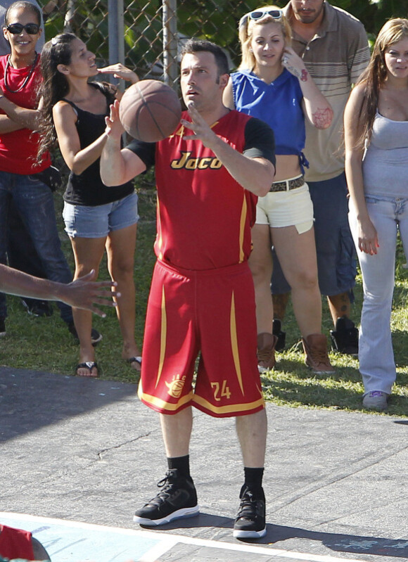 Ben Affleck joue les basketteurs sur le tournage du film Runner, Runner à Porto Rico, le 23 juillet 2012