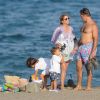 Le prince Louis de Bourbon, duc d'Anjou à la plage en vacances à Cadix le 24 juillet 2012 avec son épouse la princesse Maria Margarita et leurs trois enfants, la princesse Eugenie, 5 ans, et les princes jumeaux Louis et Alphonse, 2 ans.