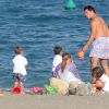 Le prince Louis de Bourbon, duc d'Anjou à la plage en vacances à Cadix le 24 juillet 2012 avec son épouse la princesse Maria Margarita et leurs trois enfants, la princesse Eugenie, 5 ans, et les princes jumeaux Louis et Alphonse, 2 ans.