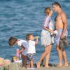 Le plein de soleil et de bonheur familial... Le prince Louis de Bourbon, duc d'Anjou à la plage en vacances à Cadix le 24 juillet 2012 avec son épouse la princesse Maria Margarita et leurs trois enfants, la princesse Eugenie, 5 ans, et les princes jumeaux Louis et Alphonse, 2 ans.