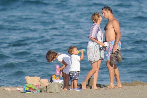Le plein de soleil et de bonheur familial... Le prince Louis de Bourbon, duc d'Anjou à la plage en vacances à Cadix le 24 juillet 2012 avec son épouse la princesse Maria Margarita et leurs trois enfants, la princesse Eugenie, 5 ans, et les princes jumeaux Louis et Alphonse, 2 ans.
