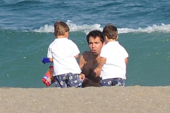 Les jumeaux écoutent bien leur papa ! Le prince Louis de Bourbon, duc d'Anjou à la plage en vacances à Cadix le 24 juillet 2012 avec son épouse la princesse Maria Margarita et leurs trois enfants, la princesse Eugenie, 5 ans, et les princes jumeaux Louis et Alphonse, 2 ans.