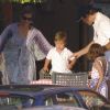 Le prince Louis de Bourbon, duc d'Anjou en vacances à Cadix le 22 juillet 2012 avec son épouse la princesse Maria Margarita et leurs trois enfants, la princesse Eugenie, 5 ans, et les princes jumeaux Louis et Alphonse, 2 ans.