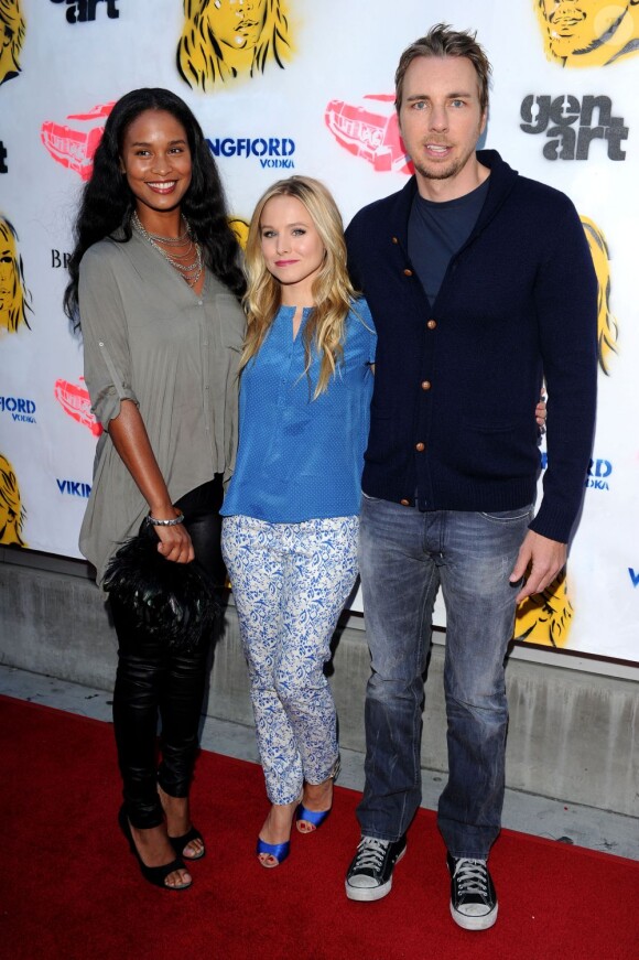 Joy Briant, Kristen Bell et son fiancé Dax Shepard à l'avant-première de la comédie Hit and Run, co-réalisée par Dax Shepard. Juin 2012 à Los Angeles.