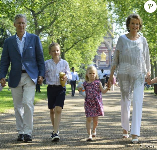 Promenade familiale dans les jardins de Kensington. Le prince Philippe de Belgique, son épouse la princesse Mathilde et leurs quatre enfants - la princesse Elisabeth, les princes Gabriel et Emmanuel et la princesse Eleonore - sont arrivés à Londres le 26 juillet 2012 pour soutenir les athlètes belges en compétition jusqu'au 31. Dès leur arrivée, ils ont fait un peu de tourisme dans la capitale anglaise.