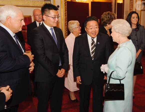 La reine Elizabeth II avec le président mongol avant la cérémonie d'ouverture des jeux olympiques de Londres, le vendredi 27 juillet 2012.