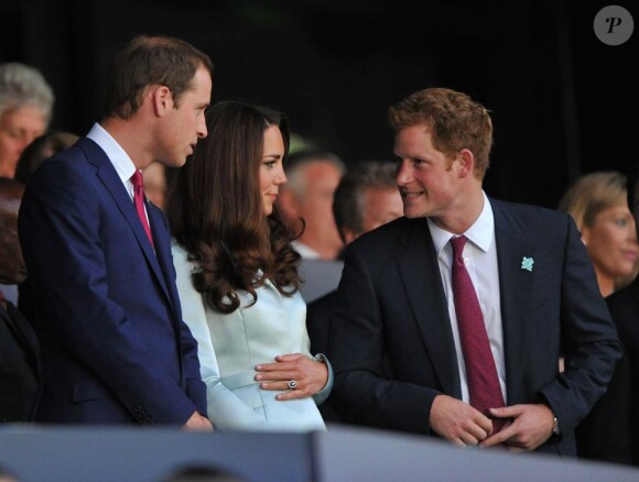 Kate Middleton et son époux William admirent la cérémonie d'ouverture des jeux olympiques de Londres, le vendredi 27 juillet 2012. Le prince Harry est à leurs côtés.
