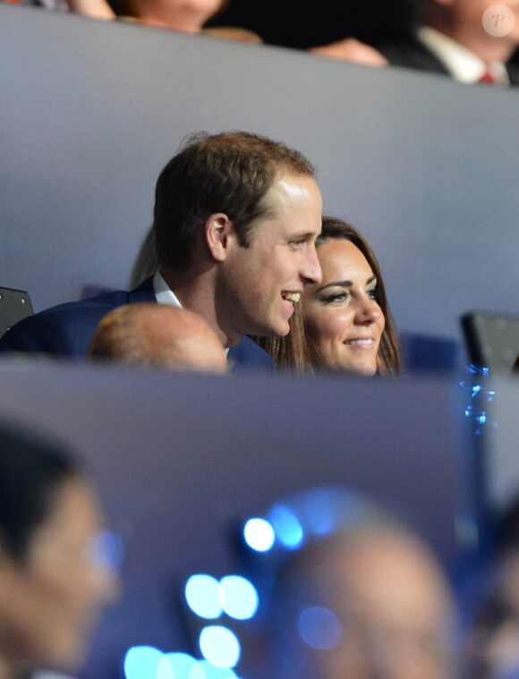 Kate Middleton et son époux William admirent la cérémonie d'ouverture des jeux olympiques de Londres, le vendredi 27 juillet 2012.