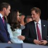 Kate Middleton et son époux William admirent la cérémonie d'ouverture des jeux olympiques de Londres, le vendredi 27 juillet 2012. Le prince Harry est à leurs côtés.