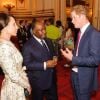 Le président du Gabon et son épouse en pleine conversation avec le prince Harry à Buckingham Palace avant la cérémonie d'ouverture des jeux olympiques de Londres, le vendredi 27 juillet 2012.