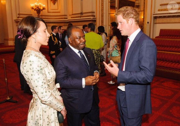 Le président du Gabon et son épouse en pleine conversation avec le prince Harry à Buckingham Palace avant la cérémonie d'ouverture des jeux olympiques de Londres, le vendredi 27 juillet 2012.
