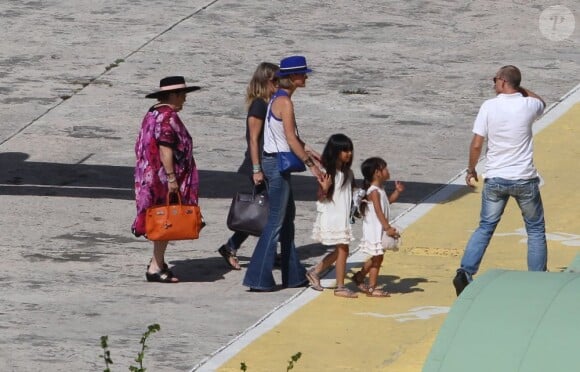 Laeticia Hallyday, Mamie Rock, Jade et Joy, arrivent sous le beau soleil de Saint-Barthélémy, le vendredi 27 juillet 2012.