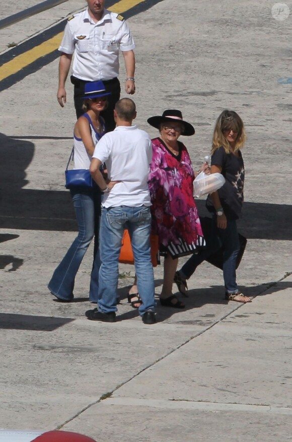 Laeticia Hallyday, Mamie Rock, Jade et Joy, arrivent sur l'île de Saint-Barthélémy, le vendredi 27 juillet 2012.