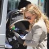 Hilary Duff se rend dans un magasin de déco d'intérieur avec son époux Mike Comrie, le samedi 28 juillet 2012. Leur fils Luca, niché dans son landau, apparaît sage et calme.