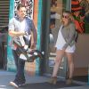 Hilary Duff se rend dans un magasin de déco d'intérieur avec son époux Mike Comrie, le samedi 28 juillet 2012. Leur fils Luca, niché dans son landau, apparaît sage et calme.